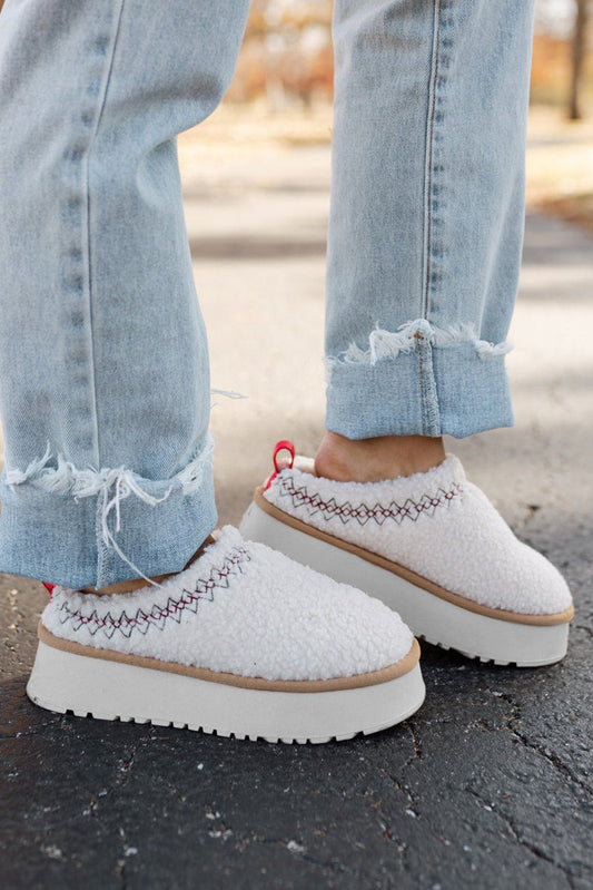 Zuecos tipo sherpa con plataforma gruesa cálida y cómoda - Carmen Modas - Slides Shoes + Flip Flops