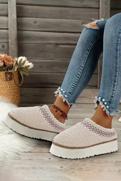 Zuecos tipo sherpa con plataforma gruesa cálida y cómoda - Carmen Modas - Slides Shoes + Flip Flops