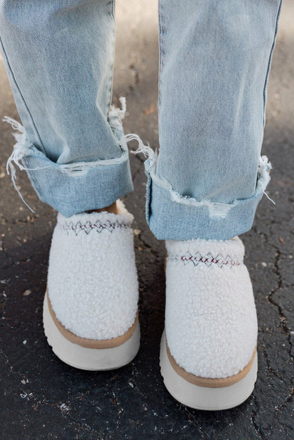 Zuecos tipo sherpa con plataforma gruesa cálida y cómoda - Carmen Modas - Slides Shoes + Flip Flops