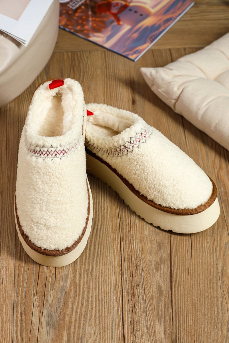 Zuecos tipo sherpa con plataforma gruesa cálida y cómoda - Carmen Modas - Slides Shoes + Flip Flops