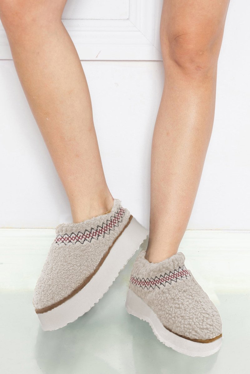 Zuecos tipo sherpa con plataforma gruesa cálida y cómoda - Carmen Modas - Slides Shoes + Flip Flops